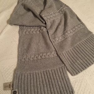 UGG GRAY CABLE KNIT SCARF
